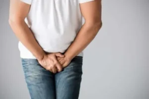 Man holding his groin in pain, a possible sign of Bard 3DMax hernia mesh complications